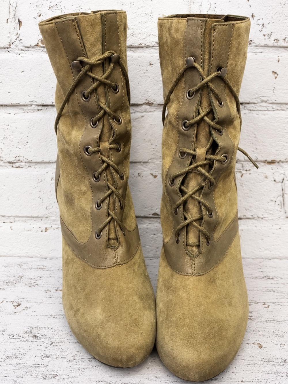 NWOT Olive Lace-Up Hidden Wedge Ankle Boots Boho Festival Military Chic
W-Sz 9.5